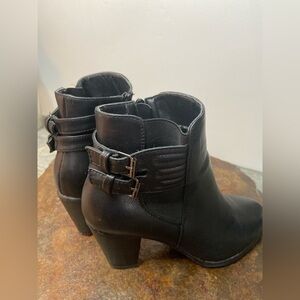 Cathy Jean~Blk Faux Leather Ankle Boot~Side Zip~Double Buckle~Cuban Heel~Size 7